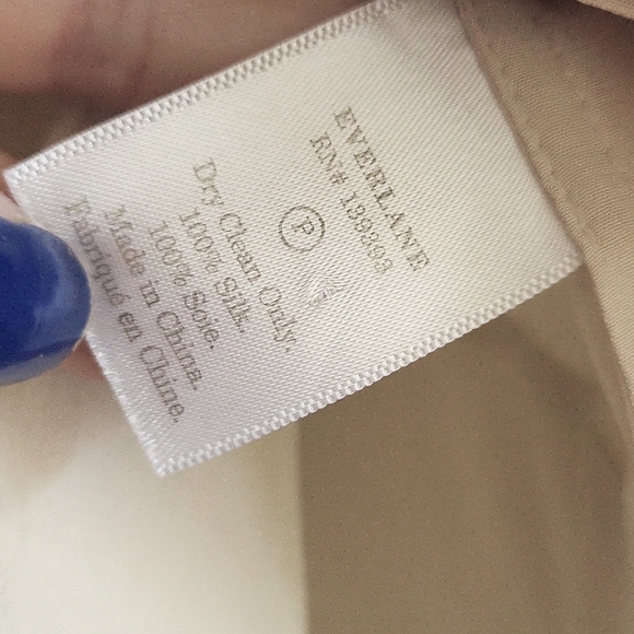 EVERLANE Silk square shirt blouse. - Picture 6 of 8